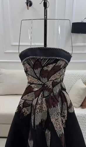 فستان سهرة أسود مطرز بترتر ملون