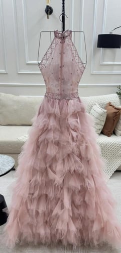 فستان سهره بطبقات من التل وتطريز في الصدر