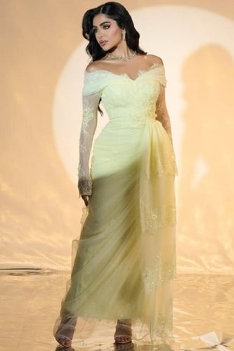 فستان سهرة دانتيل مزين بتطريز