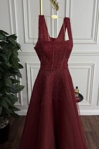 فستان عنابي فاخر بياقة مربعة