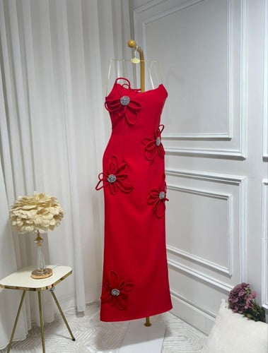 فستان سهرة توب انيق مزين بالورد وتطريز يدوي