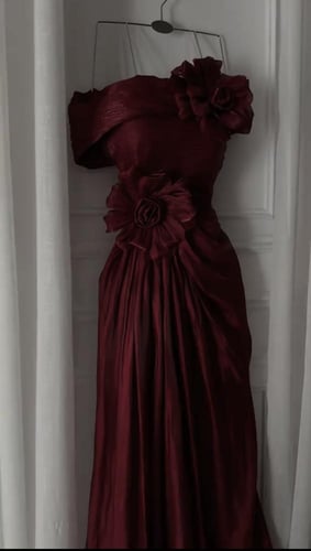 فستان بتصميم ورده جانبيه