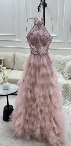 فستان سهره بطبقات من التل وتطريز في الصدر