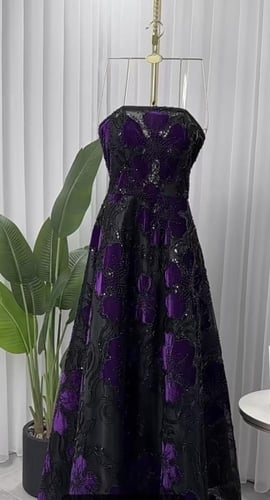 فستان سهره مطرز ومزين بزهرات المخمل