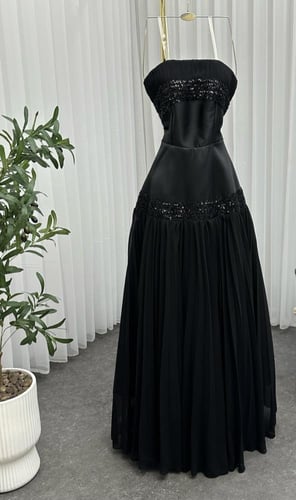 فستان اسود مع تطريز