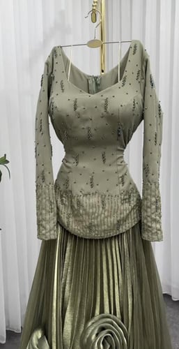 فستان سهره بتصميم كورسيه وأكمام طويله