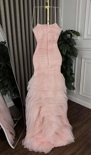 فستان سهرة توب اورجانزا بكسرات من الاسفل