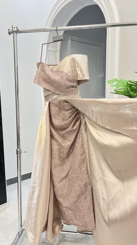 فستان شوكلاتي بفصوص صغيرة