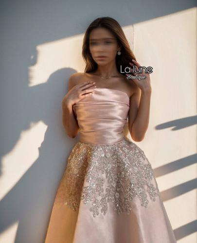 فستان توب ميدي بكسرات في الصدر وتطريز انيق