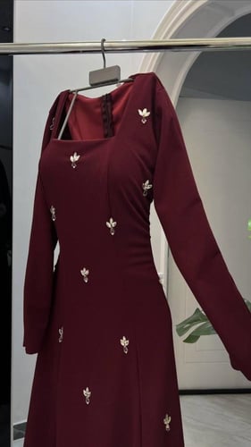 فستان عودي مزين بأحجار الكريستاال