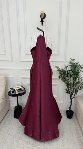 فستان سهرة انيق بشال طويل مطرز يدوياً