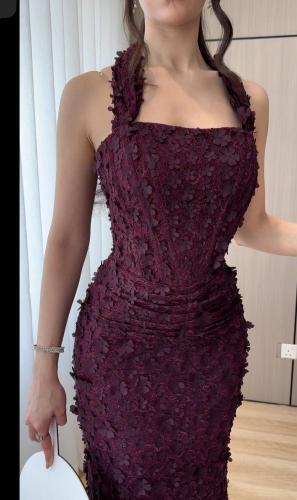 فستان سهرة دانتيل مورد باللون الخمري