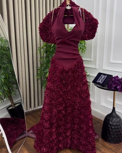 فستان بتصميم قماش الورد