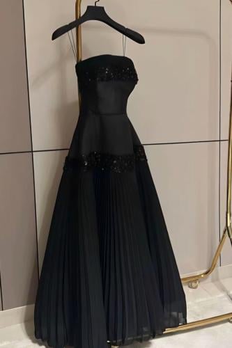 فستان اسود مع تطريز