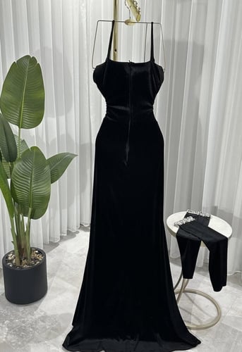 فستان سهره مخمل مزين بالكرستال مع اكمام خارجيه