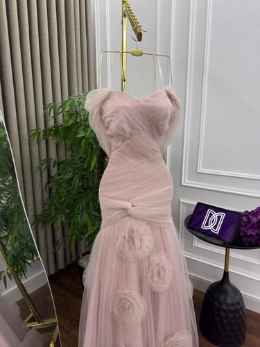 فستان سهره تل المزين بالورود البارزه والكسرات