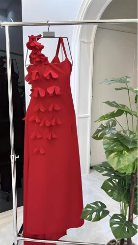 فستان الورد باللون الأحمر