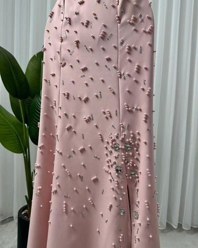 فستان سهره بتزيين كامل من الفصوص واللؤلؤ