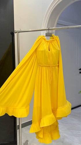 فستان اصفر بأكمام عريضة