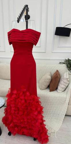 فستان سهره بأكتاف مكشوفه وورود بارزه