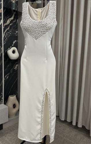 فستان انيق مزين بالخرز مع فتحه جانبية مطرزه