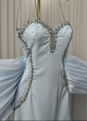 فستان سهره باللون السماوي وتصميم مميز