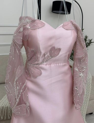 فستان سهره بتصميم راقي وفخم مع ذيل بتطريز كامل