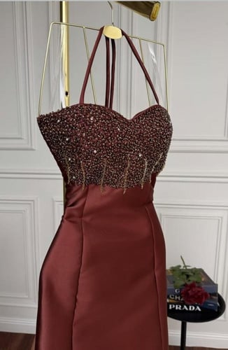 فستان سهرة ميكادو بتطريز يدوي راقي مع ذيل تُل