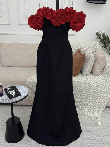 فستان تب مزين بالورد الاحمر