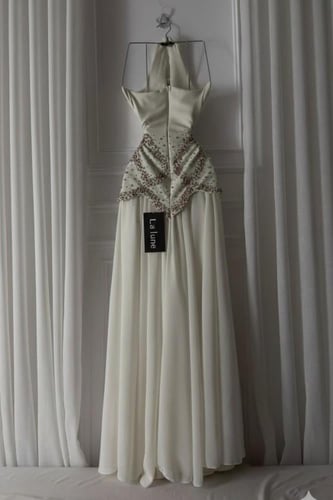 فستان سهرة ابيض مرصع باللولو