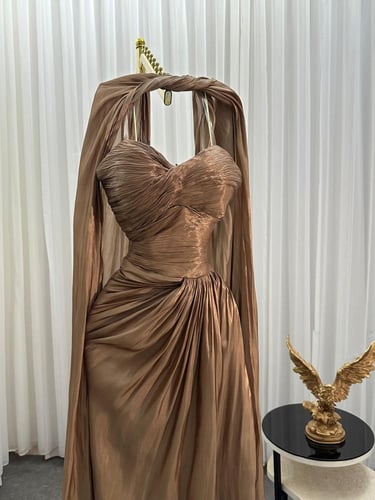 فستان سهرة توب بشال خارجي باللون البيج الغامق