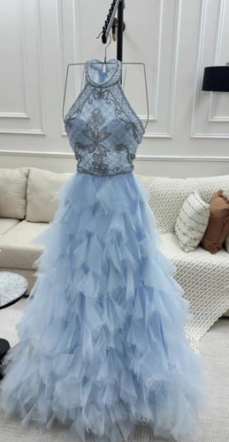 فستان سهره بطبقات من التل وتطريز في الصدر