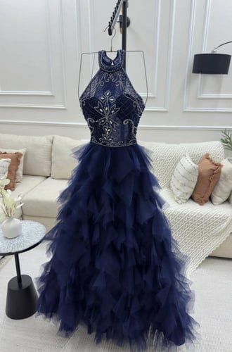 فستان سهره بطبقات من التل وتطريز في الصدر