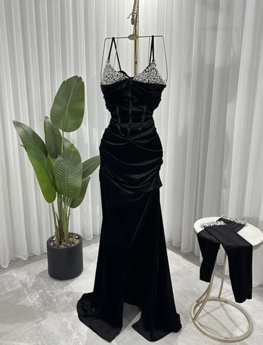 فستان سهره مخمل مزين بالكرستال مع اكمام خارجيه