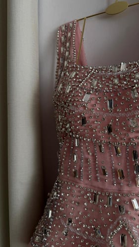 فستان سهرة وردي بترصيعات كريستال فاخرة