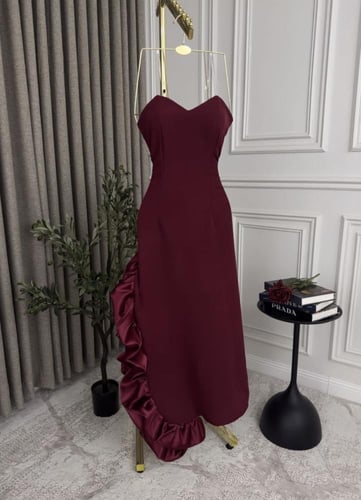 فستان بفتحه جانبيه وتصميم مميز