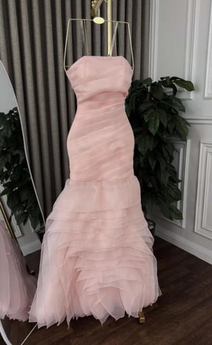 فستان سهرة توب اورجانزا بكسرات من الاسفل