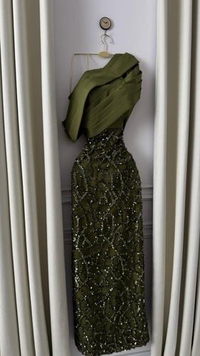 فستان زيتي مطرز