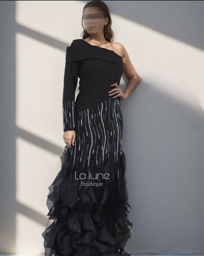 فستان اسود بكتف واحد