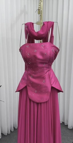 فستان بتصميم كورسيه مع شال