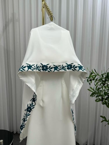 فستان ابيض ناعم بكيب مطرز