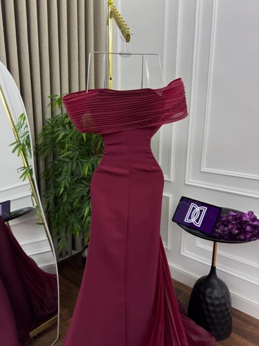 فستان سهره مزين بأحجار الكرستال