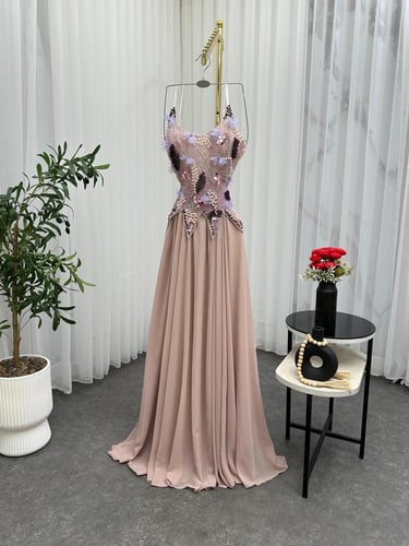 فستان سهرة بكورسية مطرز