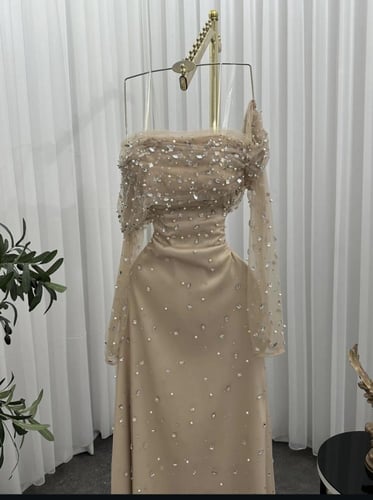 فستان بتصميم انيق مزين بالفصوص والكرستال