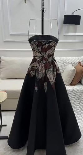 فستان سهرة أسود مطرز بترتر ملون