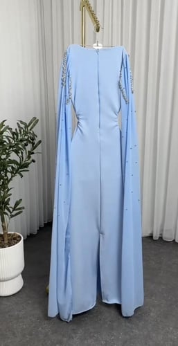 فستان بتصميم مميز مع اكمام طويله مفتوحه