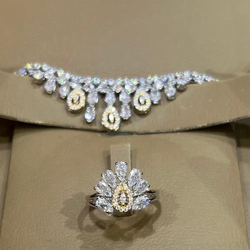 عقد باللون الفضي والذهبي