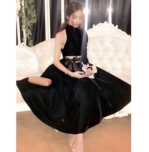 فستان مخمل اسود بفتحة بطن مع شريطة خصر حرير