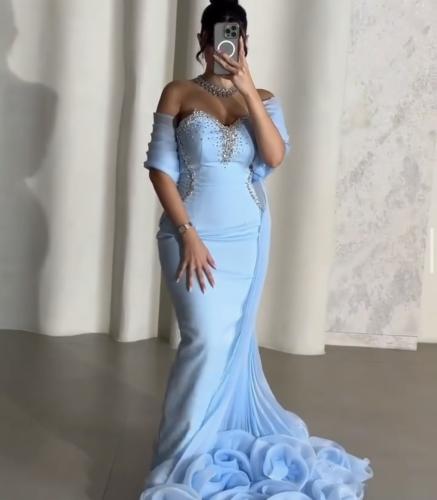 فستان سهره باللون السماوي وتصميم مميز