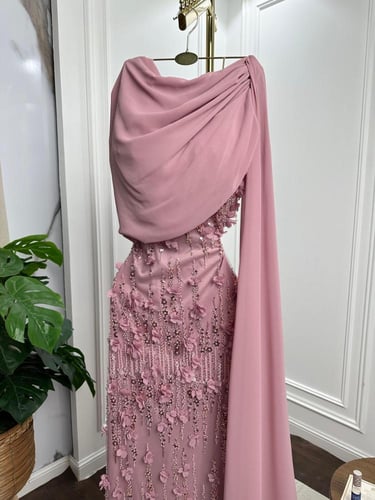 فستان سهرة انيق مطرز بالورد